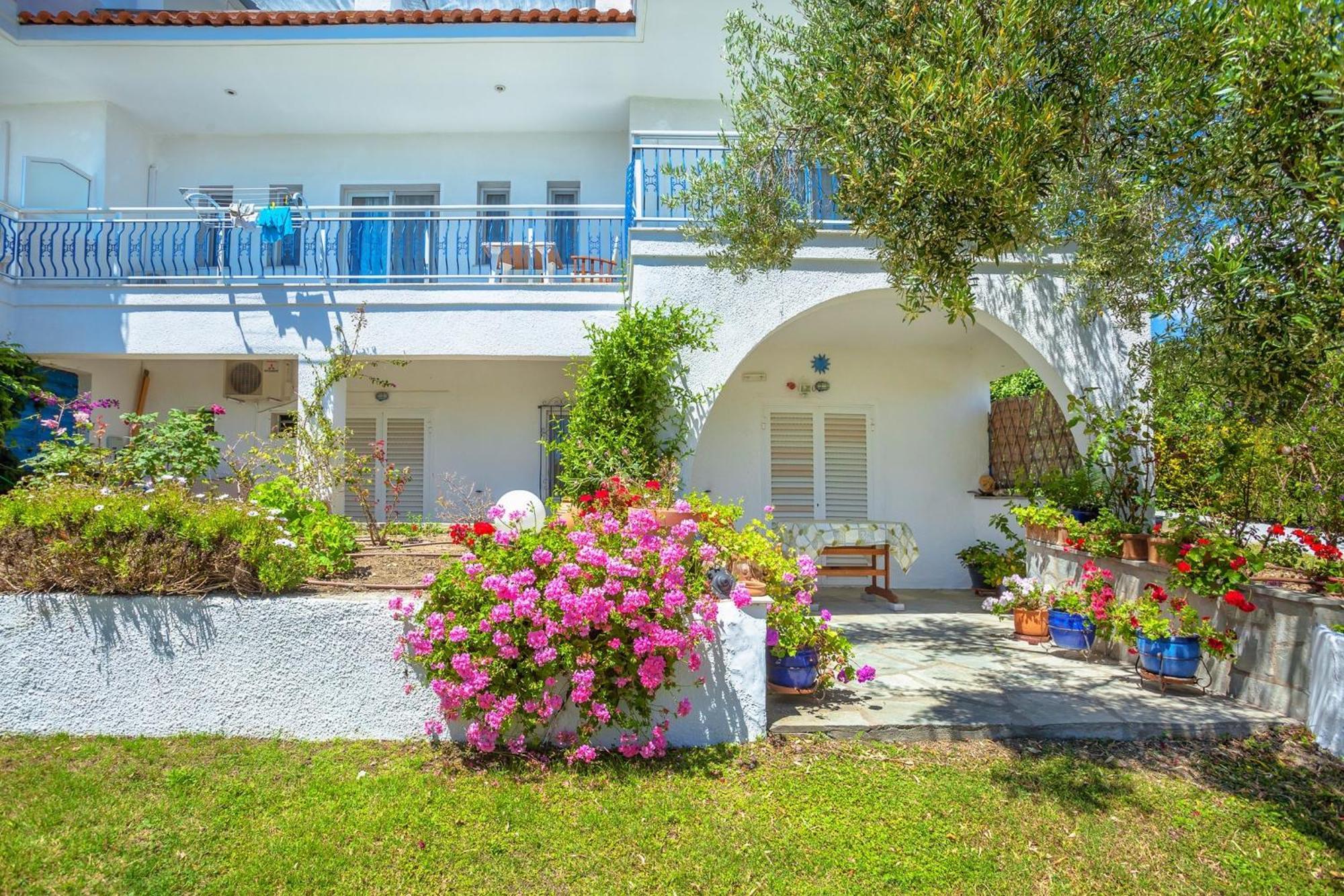Xenios Faros Apartments Posidi Eksteriør billede